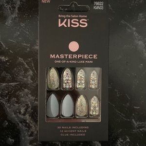 Kiss Masterpiece glue/press on nails